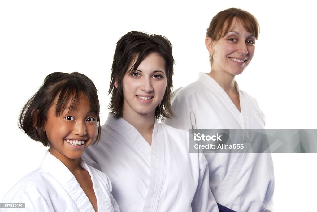 Tres mujeres feliz sonriente en artes marciales uniformes - Foto de stock de 30-39 años libre de derechos