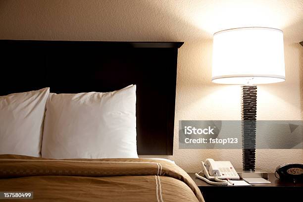 Łóżko Z Poduszki Koniec Tabele I Kołdrami Pokój Hotelowy Światła - zdjęcia stockowe i więcej obrazów Pokój hotelowy