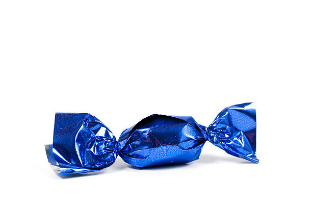 candy bonbon agregado en brillantes lámina de aluminio azul - hard candy foil rolled up blue fotografías e imágenes de stock