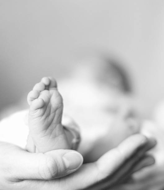 新生児の - human foot baby black and white newborn ストックフォトと画像