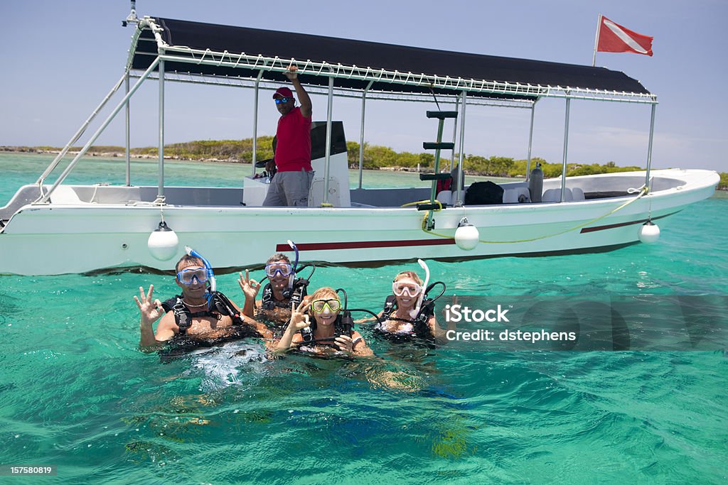 Divers na powierzchni wody sygnalizacji Znak OK - Zbiór zdjęć royalty-free (Snorkeling)