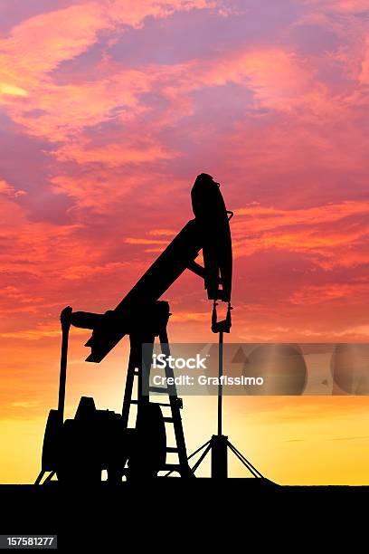 Foto de Dawn Sobre Bombas De Petróleo No Deserto e mais fotos de stock de Combustível fóssil - Combustível fóssil, Contraluz, Céu Dramático