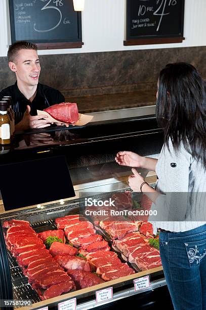 Carnicero Foto de stock y más banco de imágenes de Carne - Carne, Mostrador de tienda para pagar, Supermercado