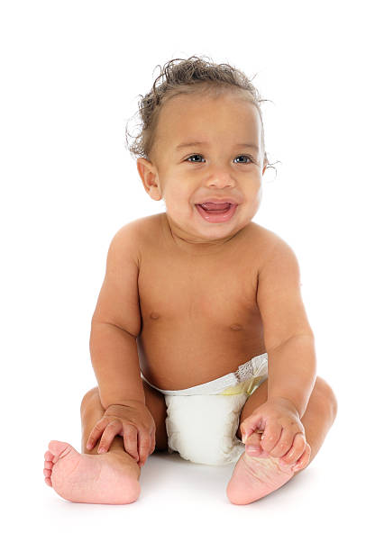 bambino nel pannolino sorridendo e guardando la telecamera - baby1 foto e immagini stock