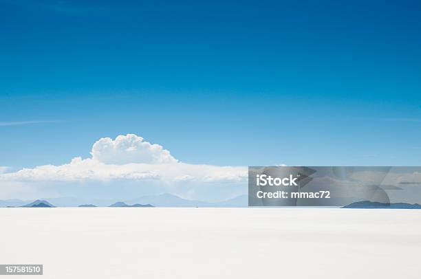 Salar De Uyuni Bolivia Foto de stock y más banco de imágenes de Desierto - Desierto, Salina - Estado natural de terreno, Sal - Mineral