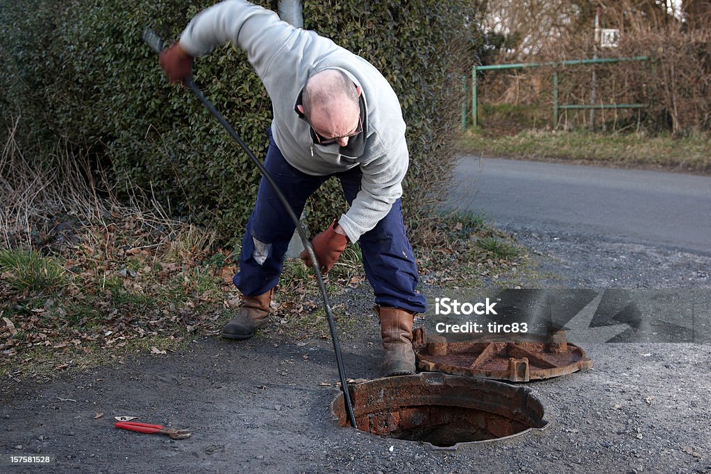 Uomo cancellazione della porta - Foto stock royalty-free di 50-54 anni