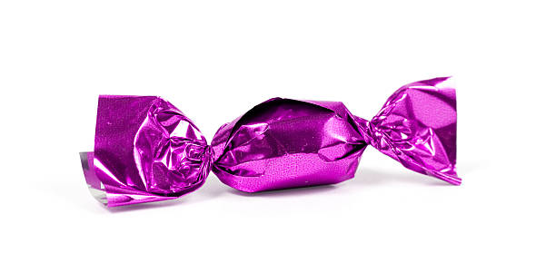 candy bonbon agregado en calle violeta lámina de aluminio - hard candy foil rolled up blue fotografías e imágenes de stock