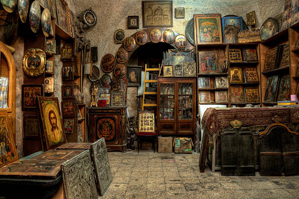 stary sklep z ikony -hdr rosji - antykwariat zdjęcia i obrazy z banku zdjęć