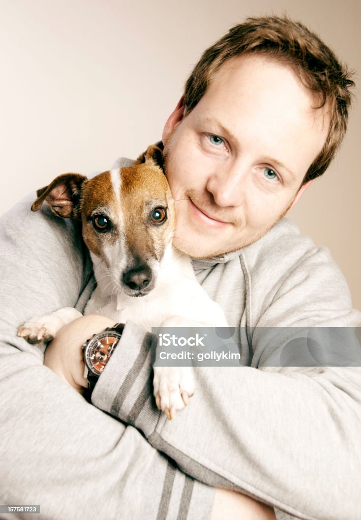 Caucasiano homem com Jack Russell Terrier - Royalty-free Cão Foto de stock