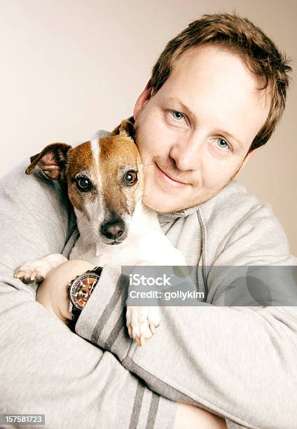 Caucasiano Homem Com Jack Russell Terrier - Fotografias de stock e mais imagens de Cão - Cão, Homens, Olhar para a Câmara