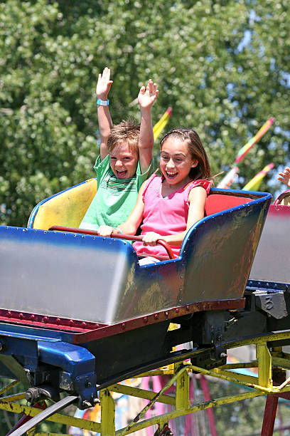 roller russa - rollercoaster carnival amusement park ride screaming - fotografias e filmes do acervo