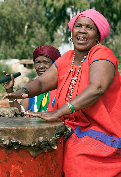 tambours africains traditionnels - south africa africa zulu african culture photos et images de collection