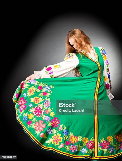 Mujeres Jóvenes En Un Tradicional Disfraz De Nacional Foto de stock y más banco de imágenes de Moscú