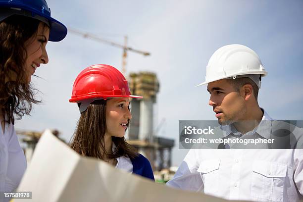 Equipo De Construcción Foto de stock y más banco de imágenes de Adulto - Adulto, Adulto joven, Aire libre