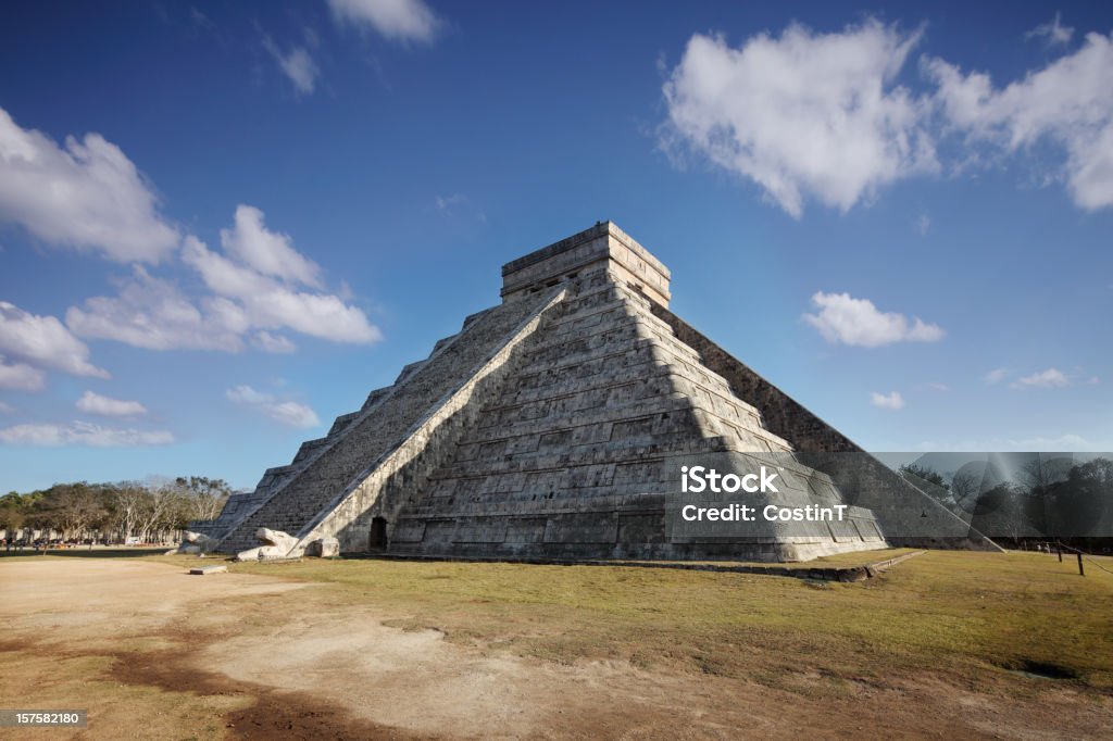 Spring Equinox en Chichenitza pyramid - Foto de stock de Chichen Itzá libre de derechos