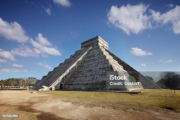 Spring Equinox En Chichenitza Pyramid Foto de stock y más banco de imágenes de Chichen Itzá - Chichen Itzá, Equinoccio de primavera, Pirámide de Kukulkán