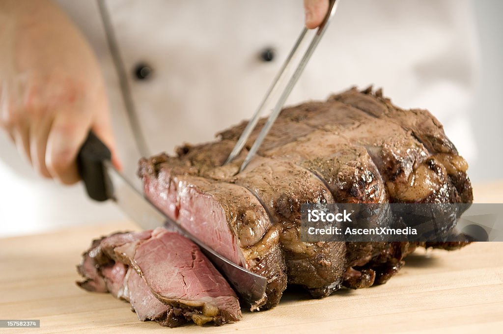 Chef entallar perfectamente preparado de costillas de carne de res asada - Foto de stock de Juego de cuchillos de trinchar libre de derechos