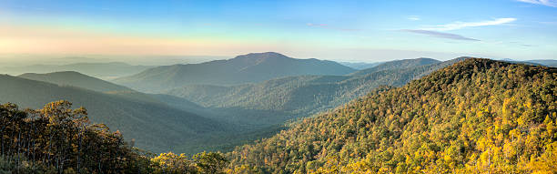 montañas blue ridge en la mañana vista panorámica - blue ridge mountains fotos fotografías e imágenes de stock