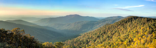 montanhas blue ridge no início da manhã panorama - shenandoah national park imagens e fotografias de stock