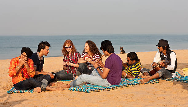 tiempo en la playa en la india - suit jeans men musician fotografías e imágenes de stock