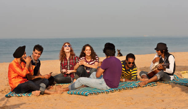 tiempo en la playa en la india - suit jeans men musician fotografías e imágenes de stock