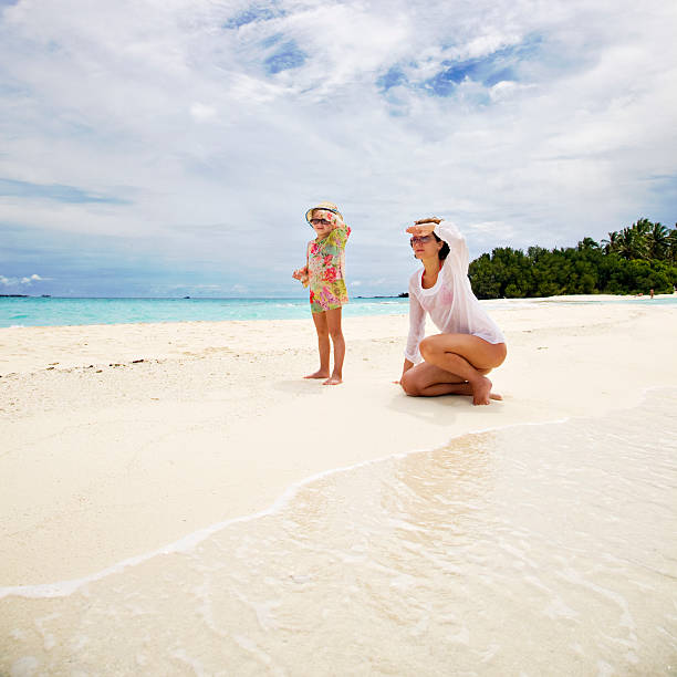 pequena mãe e filha na praia tropical - women hawaii islands beach beauty in nature imagens e fotografias de stock