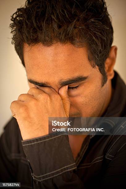 Joven Indian Foto de stock y más banco de imágenes de Enfermedad de Alzheimer - Enfermedad de Alzheimer, Ojos cansados, Actor