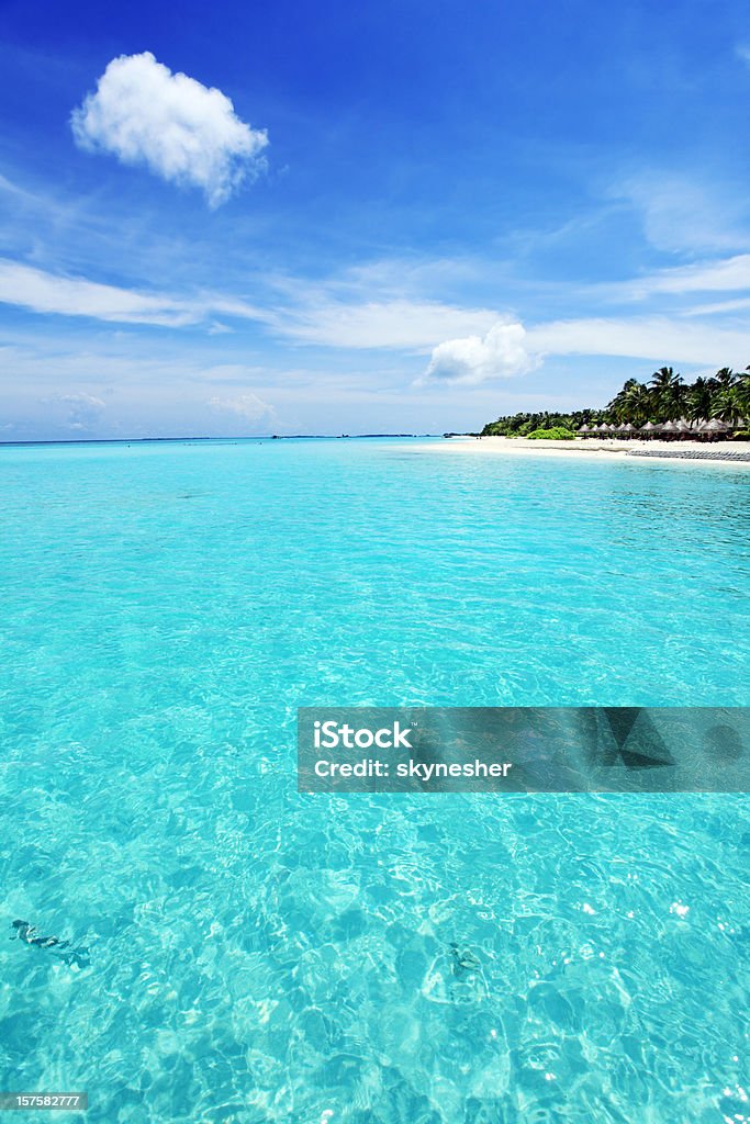 Экзотический райский с синее море и остров на Мальдивах. - Стоковые фото Без людей роялти-фри