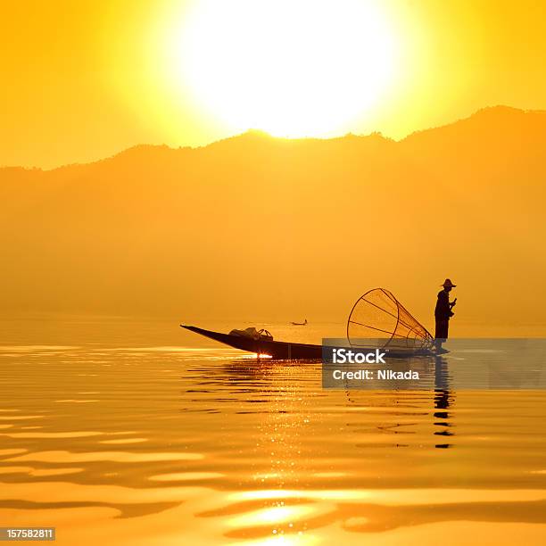 Pescador En Asia Foto de stock y más banco de imágenes de Agua - Agua, Aire libre, Asia