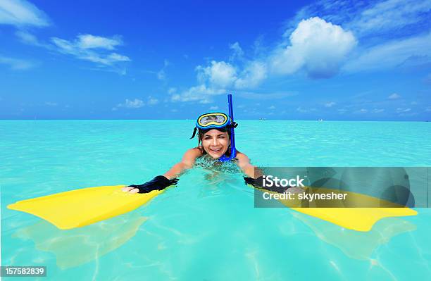 Buzo Mujer En El Mar Flippers Retención En Las Manos Foto de stock y más banco de imágenes de Adulto