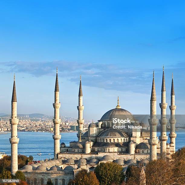 Mezquita Azul En Estambul Turquía Foto de stock y más banco de imágenes de Aire libre - Aire libre, Anochecer, Arabesco - Estilo