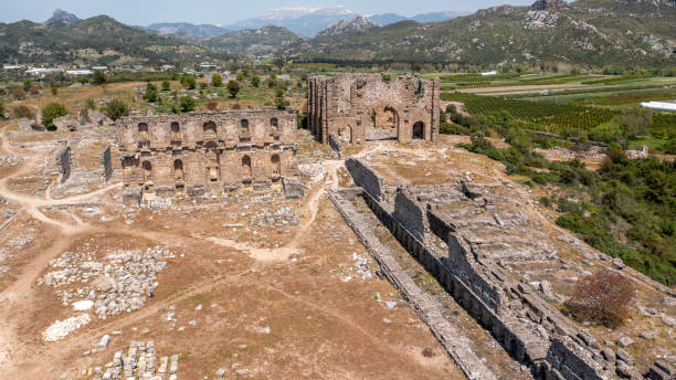 el teatro de la antigua ciudad de aspendos en antalya, turquía - roman antalya turkey restoring fotografías e imágenes de stock