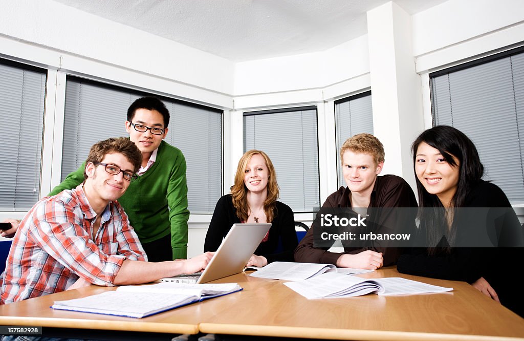 Cinco estudantes - Foto de stock de Adulto royalty-free