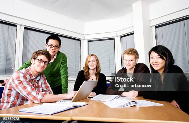 Foto de Cinco Estudantes e mais fotos de stock de Adulto - Adulto, Aluno de Universidade, Amizade