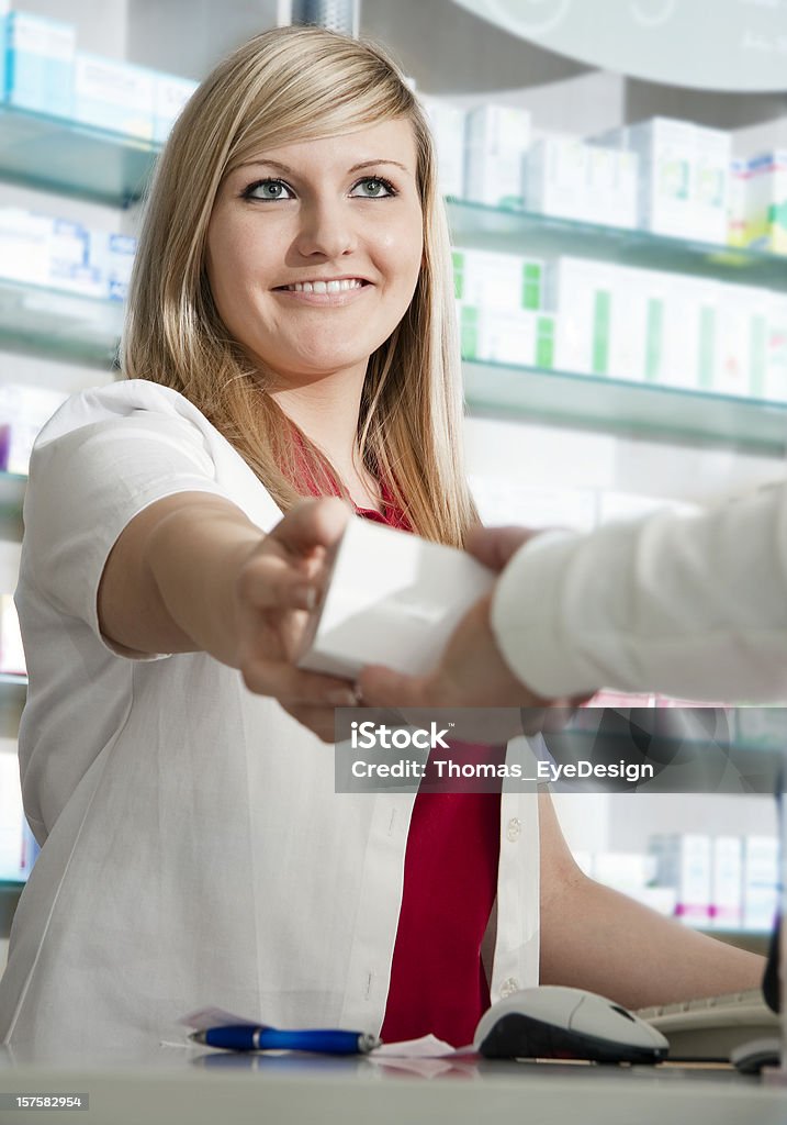 Farmacia tecnico con farmaci su prescrizione - Foto stock royalty-free di Adulto