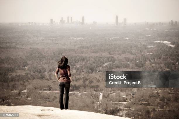 Młode Kobiety Patrzeć W Atlanta Krajobraz Miejski - zdjęcia stockowe i więcej obrazów Dramatyczna sceneria - Dramatyczna sceneria, Kobiety, Skażenie