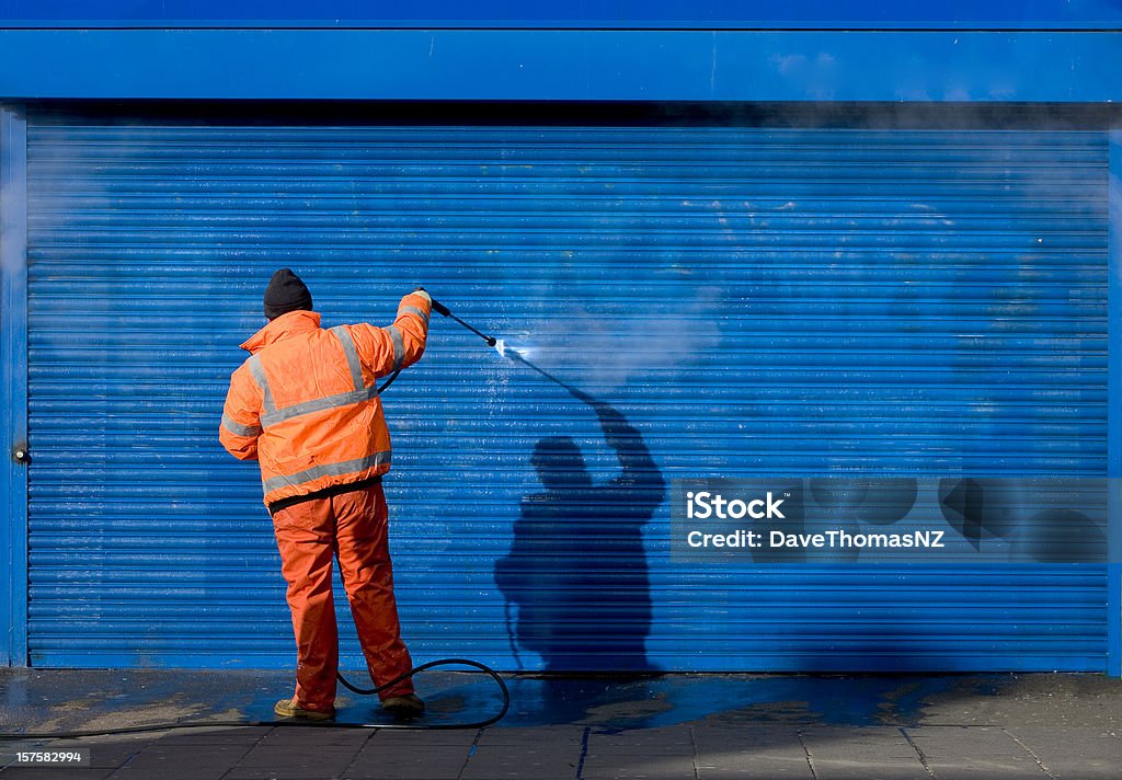 Nettoyage graffiti sur un grill de sécurité. - Photo de Graffiti libre de droits