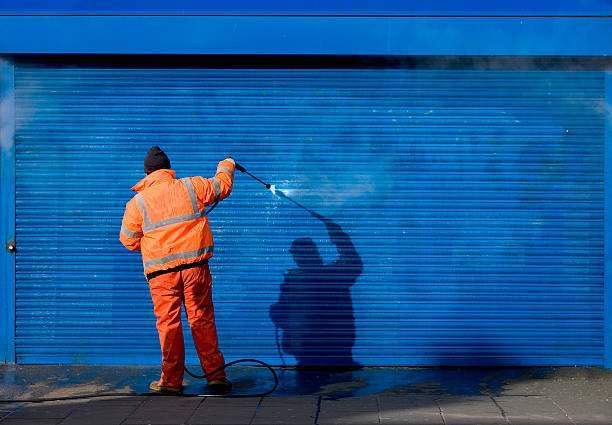 czyszczenie graffiti wyłączyć zabezpieczenia grill. - graffiti cleaning washing physical pressure zdjęcia i obrazy z banku zdjęć