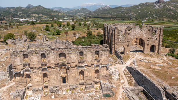 el teatro de la antigua ciudad de aspendos en antalya, turquía - roman antalya turkey restoring fotografías e imágenes de stock