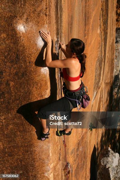 Женщина Rockclimbing — стоковые фотографии и другие картинки Активный образ жизни - Активный образ жизни, Альпинизм, Альпинистское снаряжение