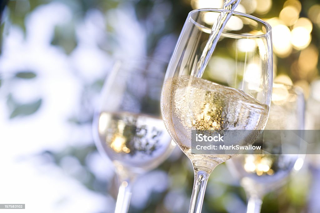Se vertió en copa de vino - Foto de stock de Vino blanco libre de derechos