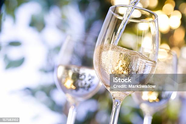 와인의 스릴은 붓는다 유리컵 화이트 와인에 대한 스톡 사진 및 기타 이미지 - 화이트 와인, 와인, 여름