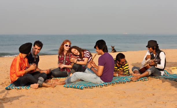 tiempo en la playa en la india - suit jeans men musician fotografías e imágenes de stock