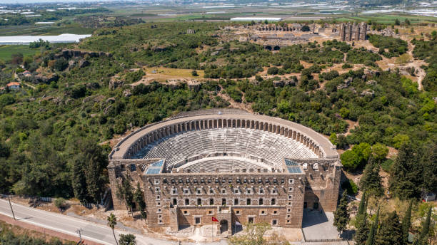 터키 안탈리아에 있는 아스펜도스 고대 도시 극장 - roman antalya turkey restoring 뉴스 사진 이미지