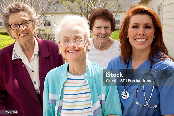 Foto de Feliz Grupo De Senior Adultos Com Profissional De Saúde e mais fotos de stock de 70 anos