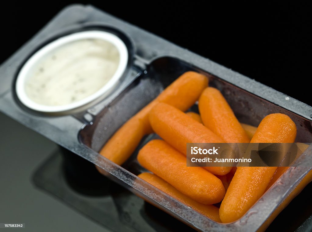 Baby carrots y aderezo ranch dip - Foto de stock de Bandeja libre de derechos