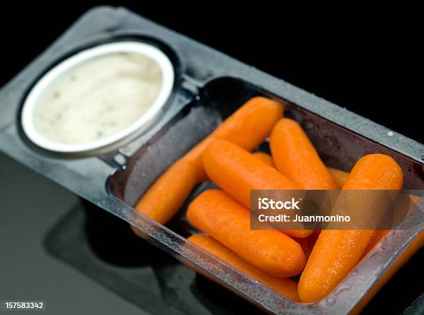 Baby Carrots Y Aderezo Ranch Dip Foto de stock y más banco de imágenes de Bandeja - Bandeja, Plástico, Comida escolar