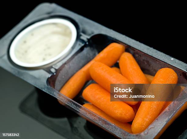 Baby Carrots E Condimento Ranch Dip - Fotografie stock e altre immagini di Plastica - Plastica, Vassoio, Pranzo scolastico