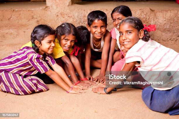 Gruppe Von Fröhlich Ländlichen Indien Kinder Joining Hands Stockfoto und mehr Bilder von 12-13 Jahre