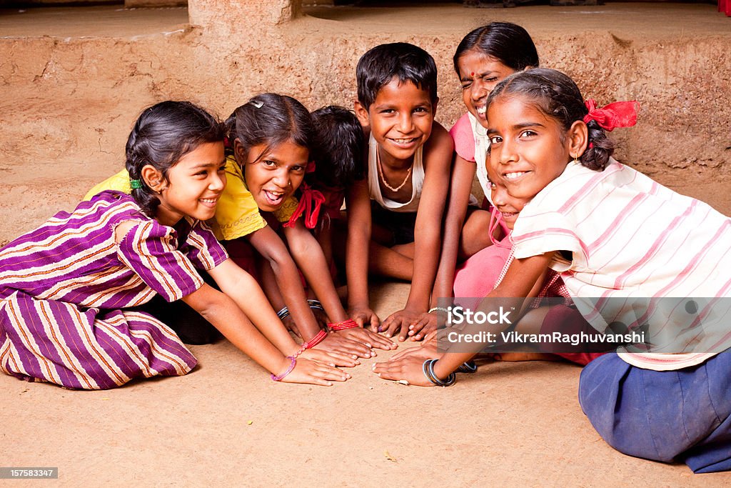 Groupe de joyeux enfants indiens ruraux rejoindre les mains - Photo de 12-13 ans libre de droits